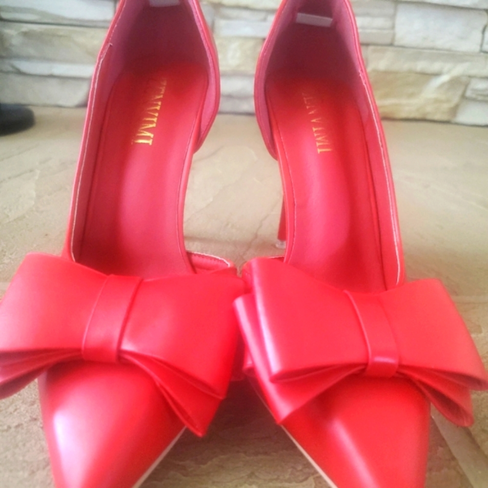 Pop, hot, red stilettos!